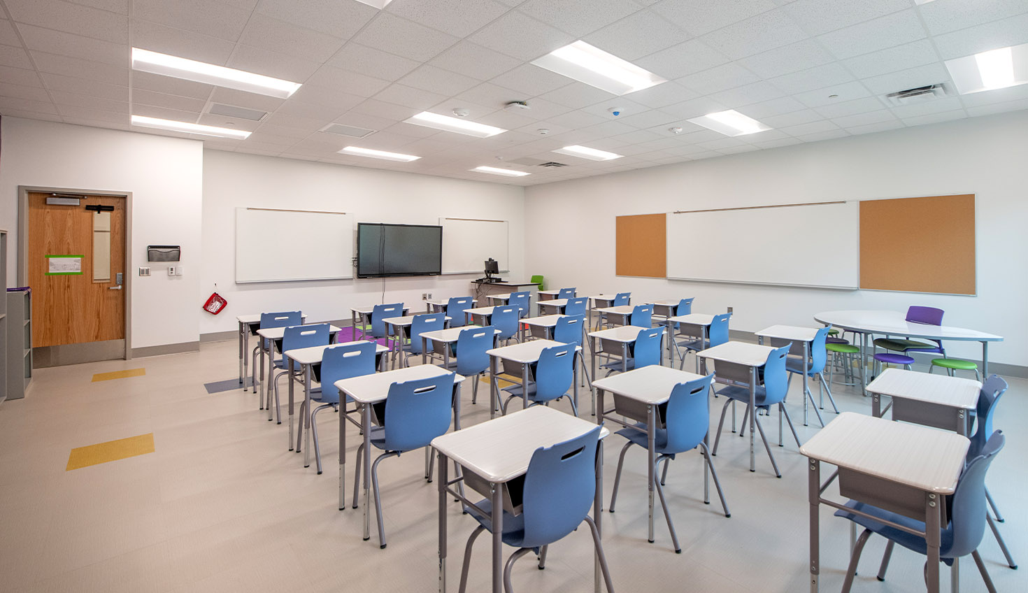 an empty classroom with desks and chairs