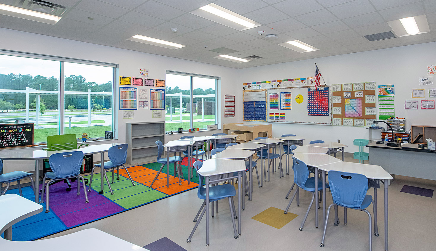 an empty classroom with desks and chairs