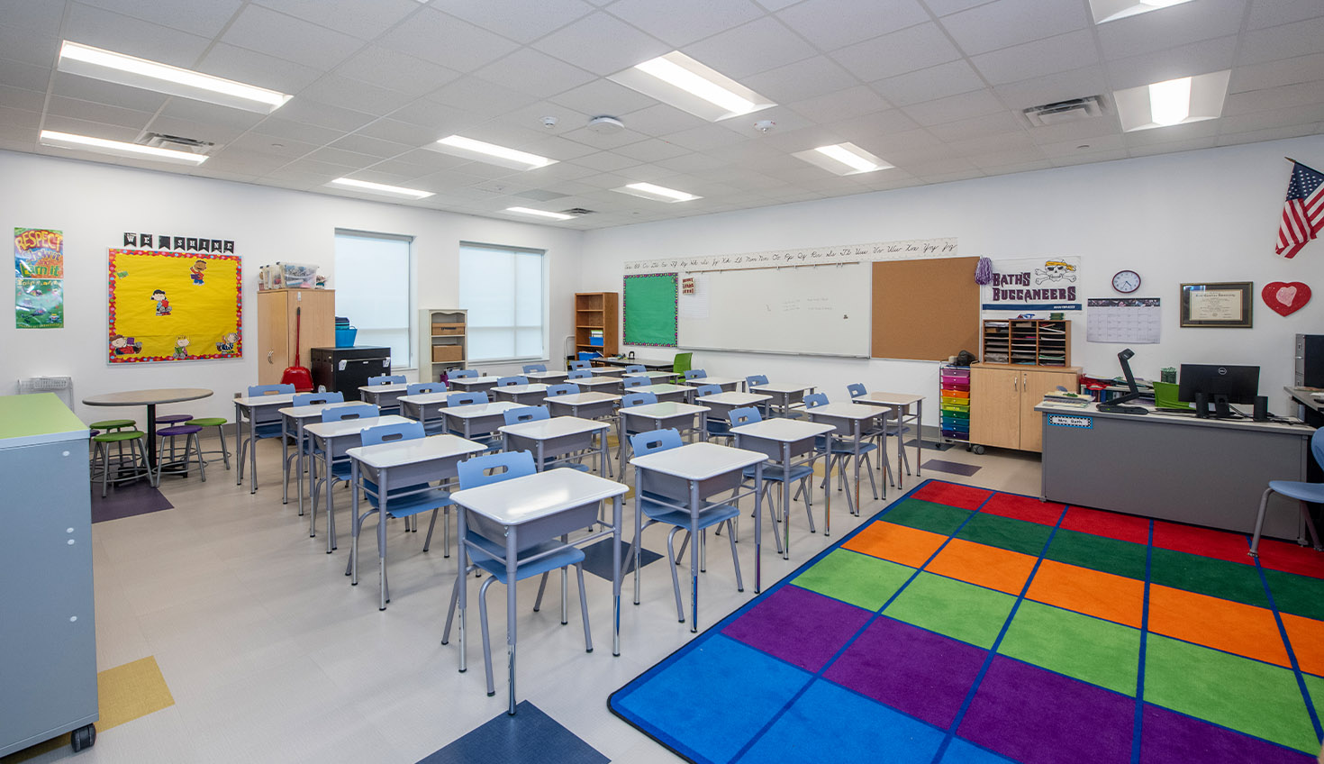 a classroom filled with lots of desks and chairs